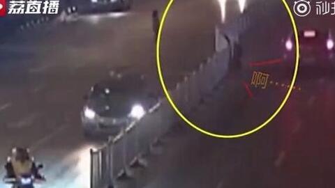 吃瓜群众围观醉酒男子,吃瓜群众围观成焦点