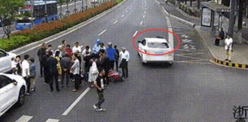 飙车撞死吃瓜群众,无辜群众命丧车轮之下