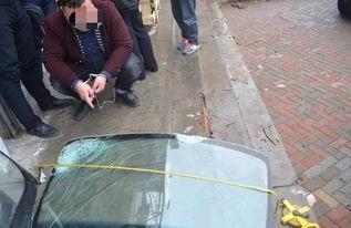 车祸现场警察吃瓜群众看热闹